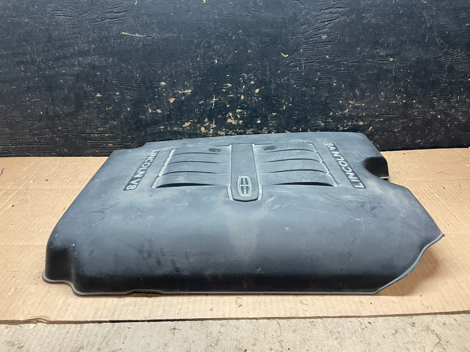 2002 to 2004  Lincoln Navigator 5.4L V8 Engine Motor Cover y1900 DG3