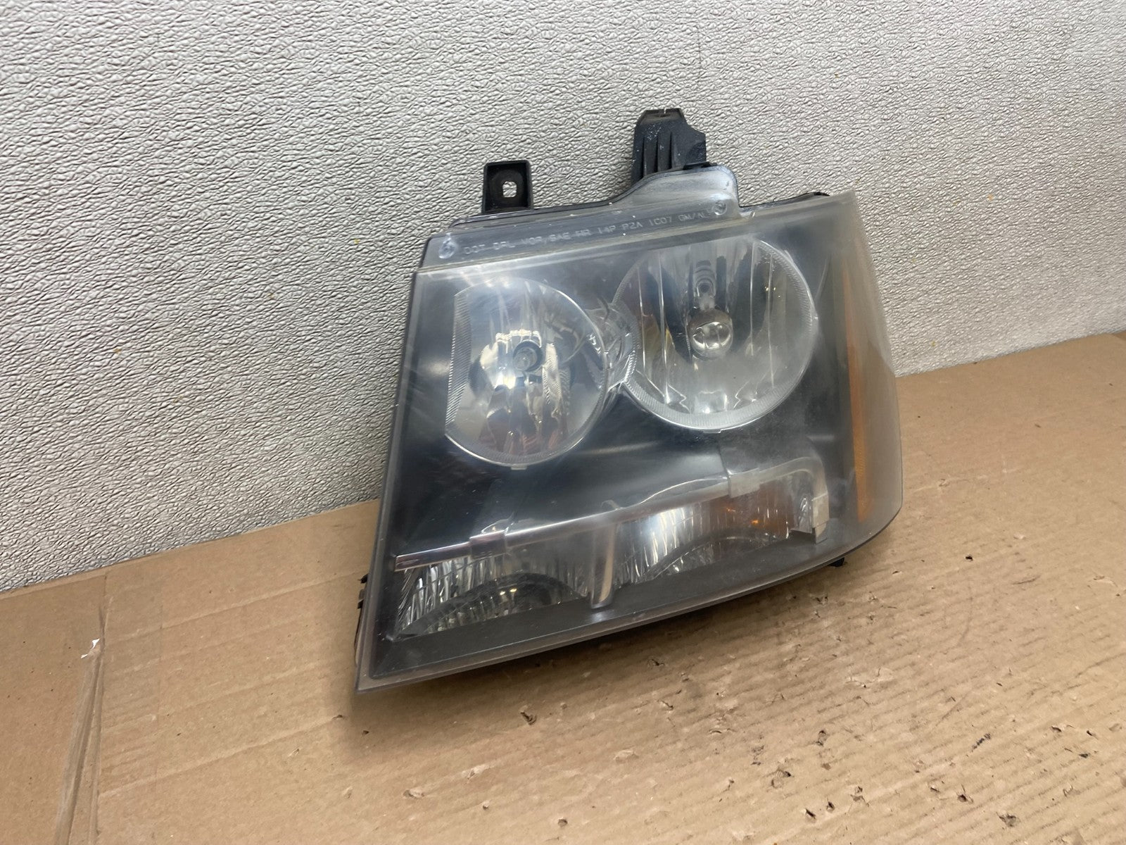 2007 to 2013 Chevrolet Suburban Tahoe Left Driver LH Headlight Oem AA8802 DW2