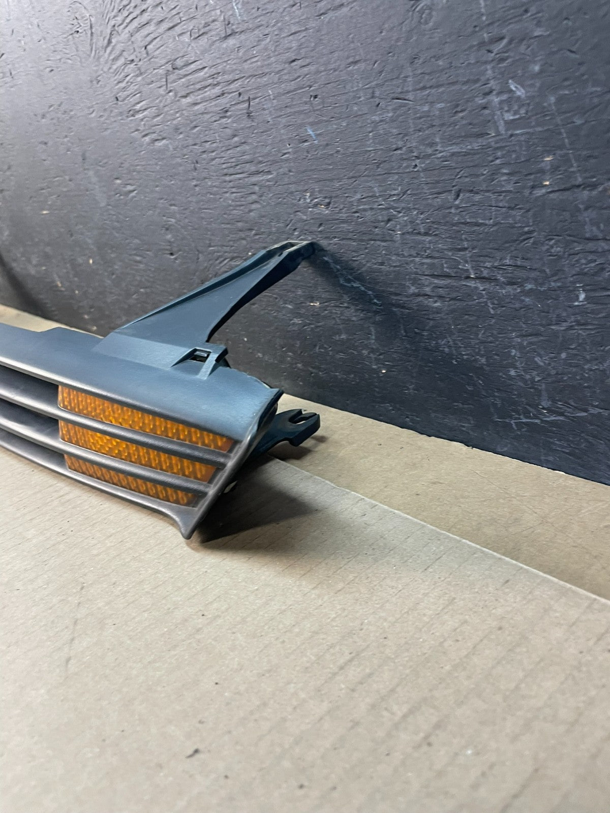 2000 to 2004 Ford Focus Front Upper Grille Grill With Emblem Oem AC1953 DG1
