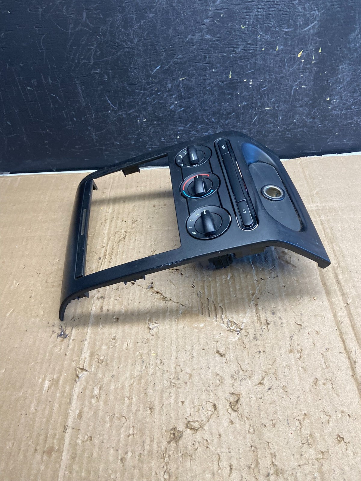 2004 to 2008 Ford F150 Radio Climate Dash Bezel Surround Black ae2069 DG1