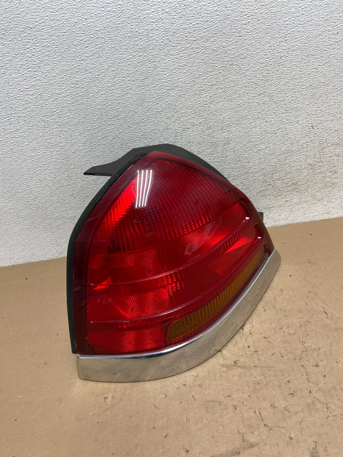 1998-2003 Ford Crown Victoria Left Driver Lh Side Tail Light AG43462