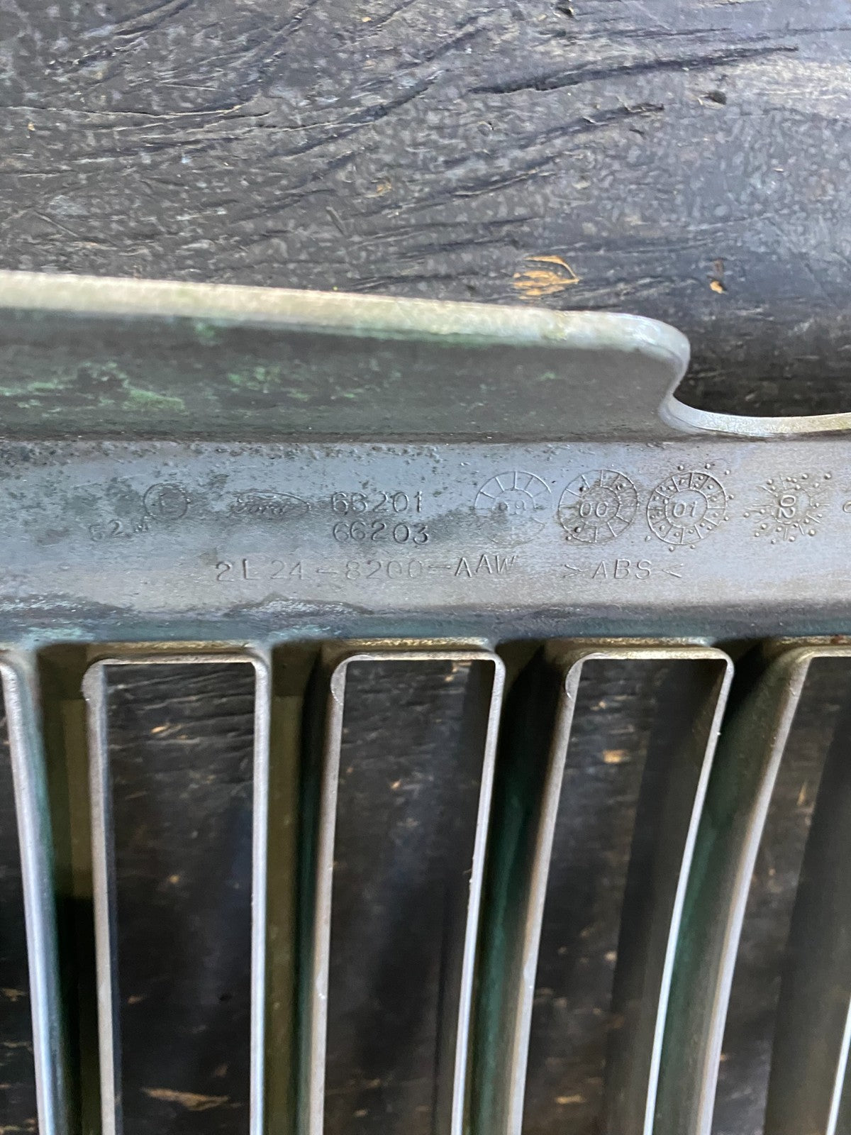 2002 to 2005 Mercury Mountaineer Front Upper Grill Grille Oem S9716 DG10