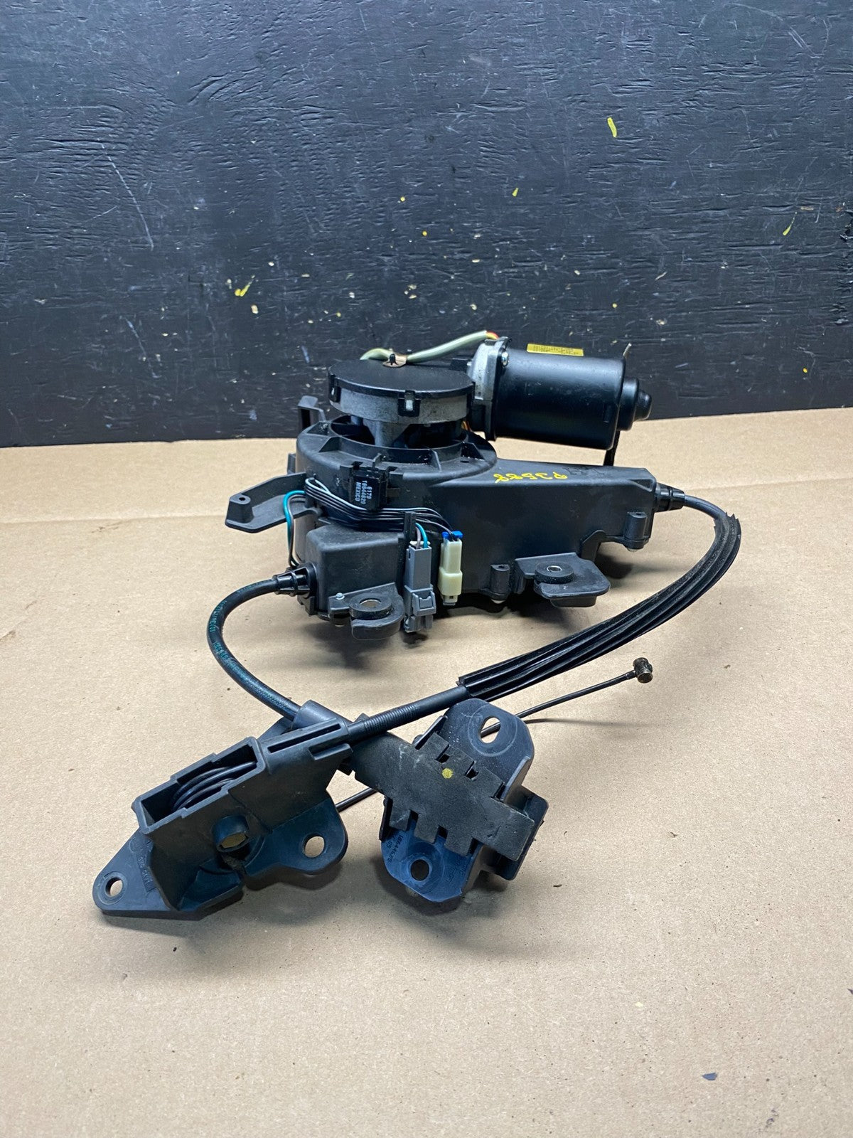 2007-2014 Kia Sedona Left Electric Power Sliding Door Motor Regulator P3588 DG3