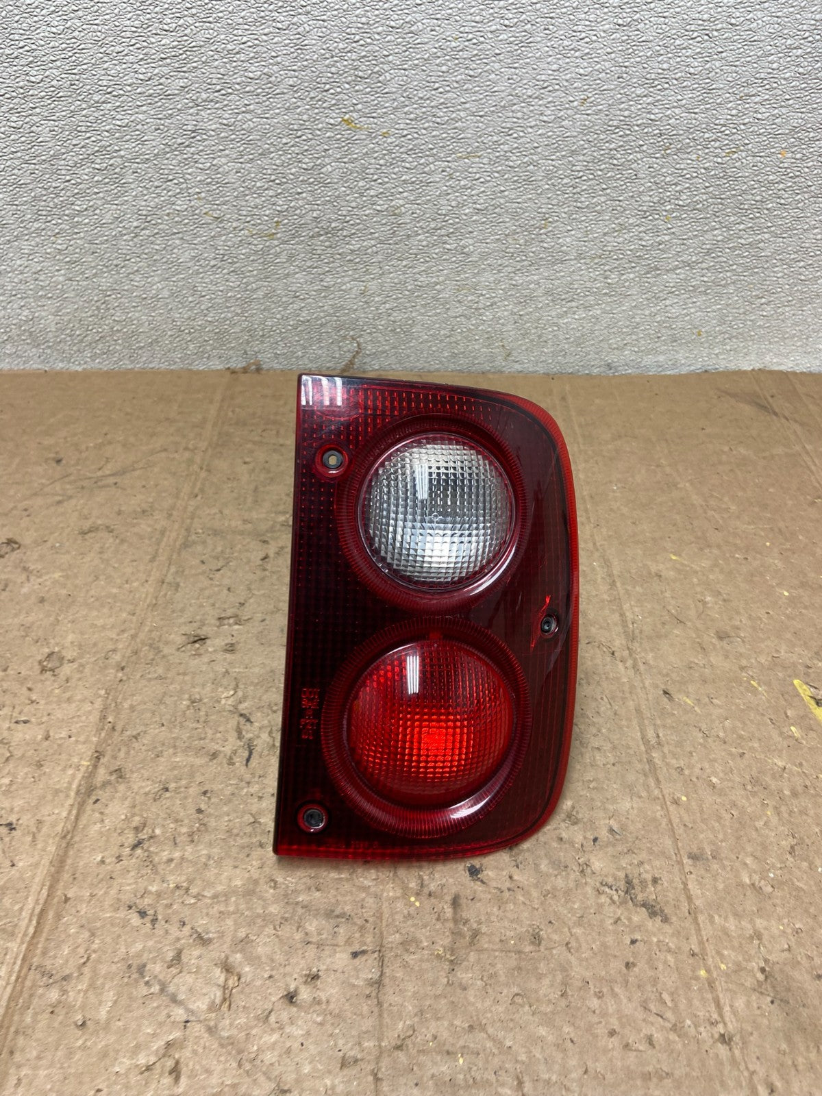 2002 to 2003 Land Rover Freelander Right Passenger RH Tail Light AA4235 DW0