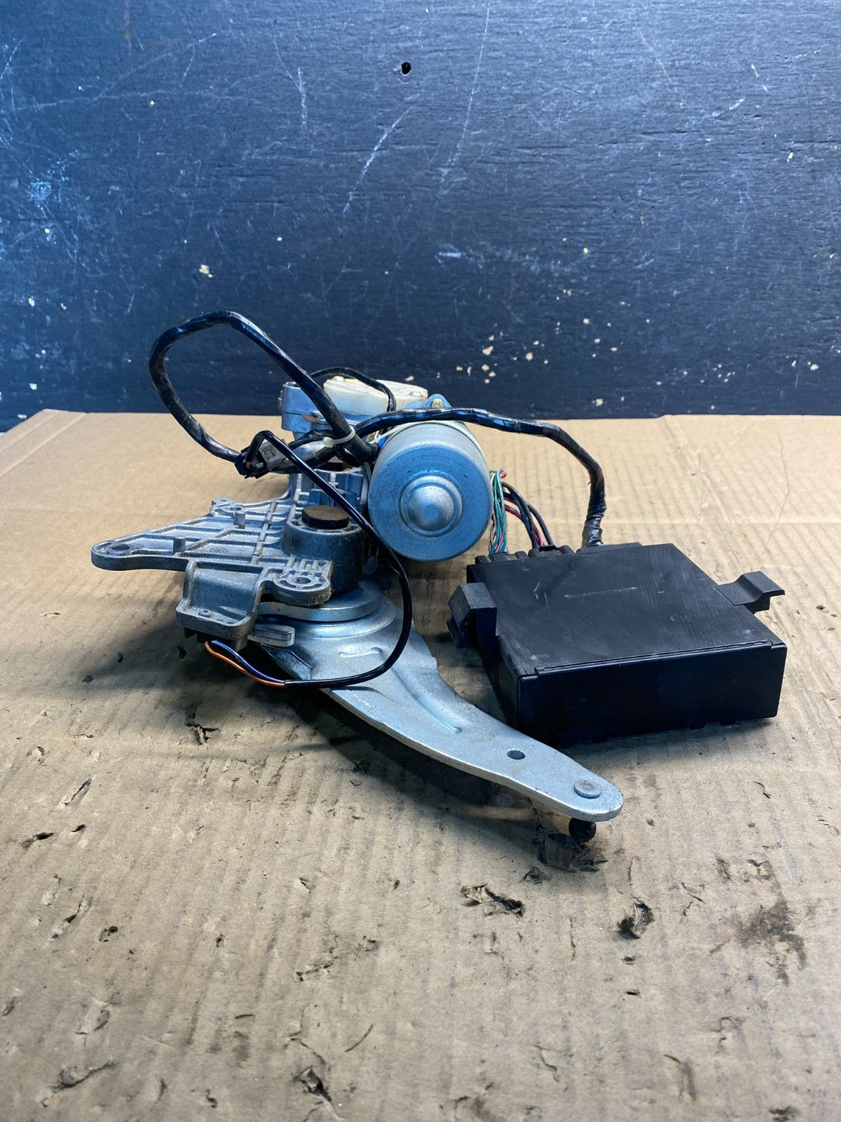 GMC Acadia Yukon Tahoe  Rear Trunk Liftgate Power Motor Actuator OEM AA7437 DG1