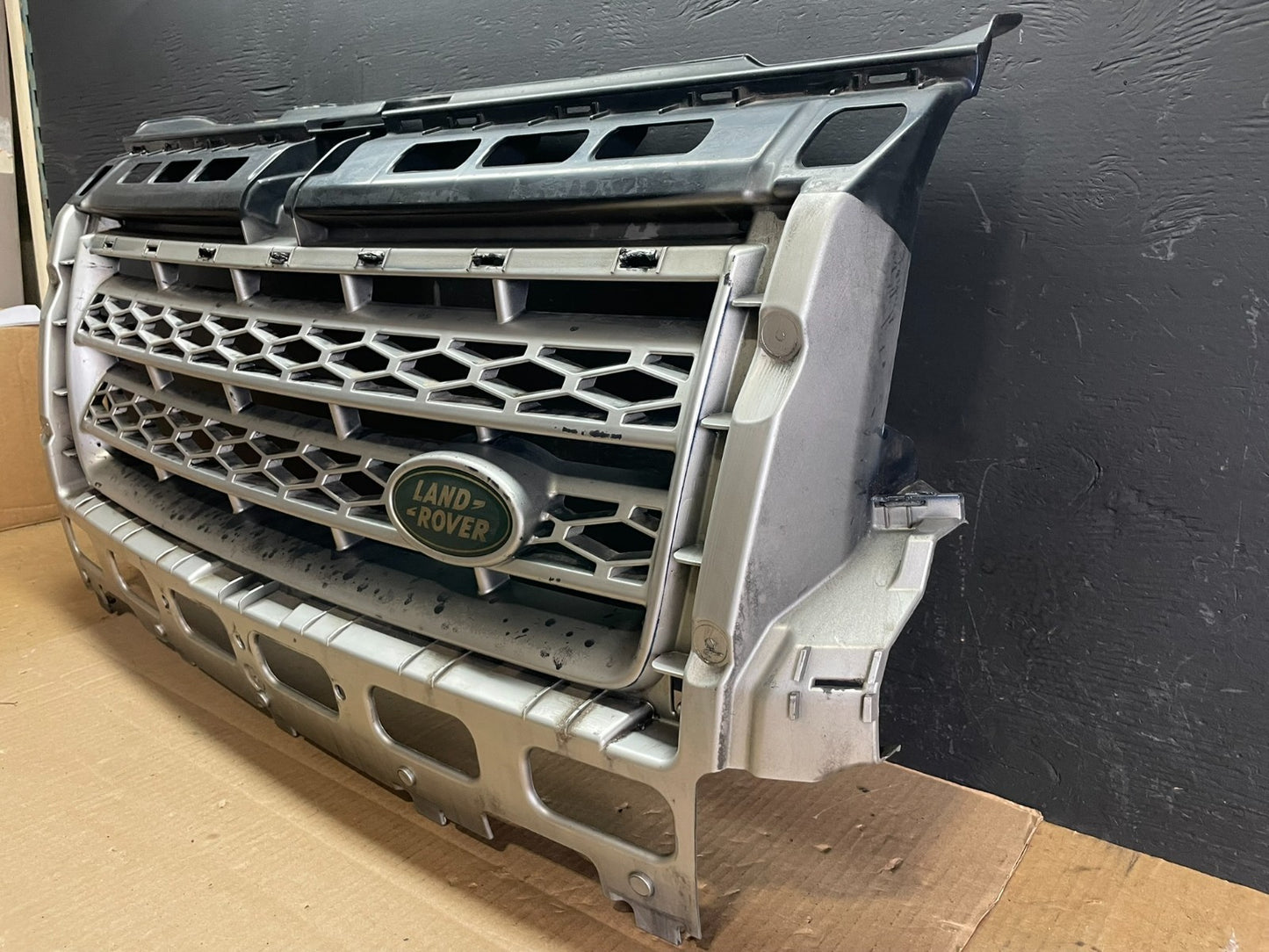 2008 to 2010 Land Rover LR2 Front Bumper Grille Grill OEM AB7623 DG1