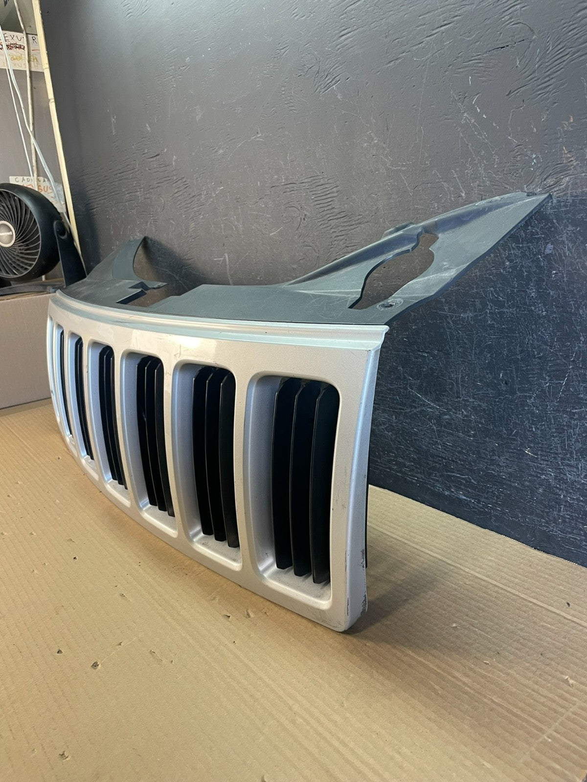 2008 2009 2010 Jeep Grand Cherokee Front Upper Grill Grille AE8685 DG1
