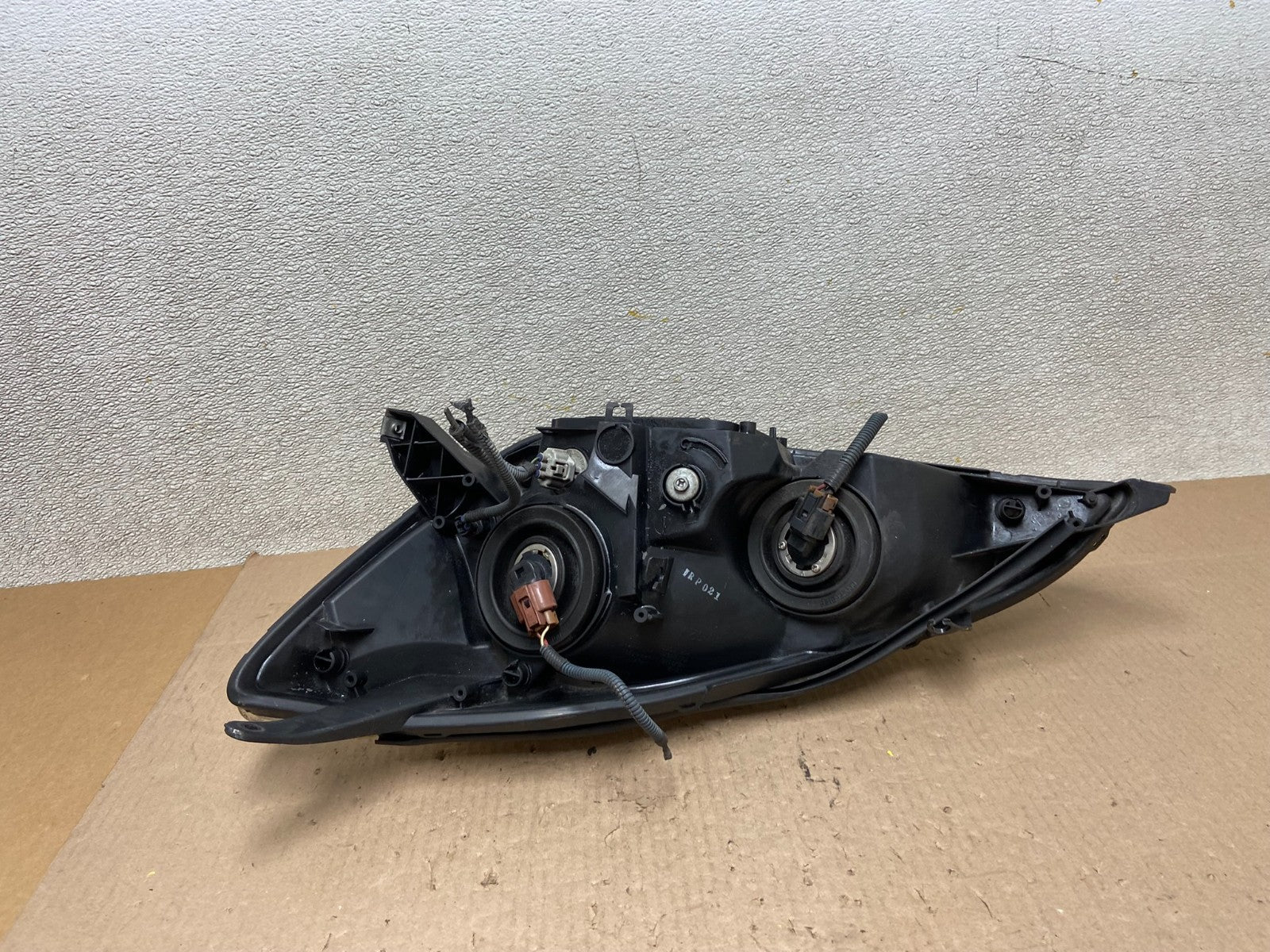 2004-2005 Toyota Sienna Right Passenger Halogen Headlight OEM Z6181 DW7