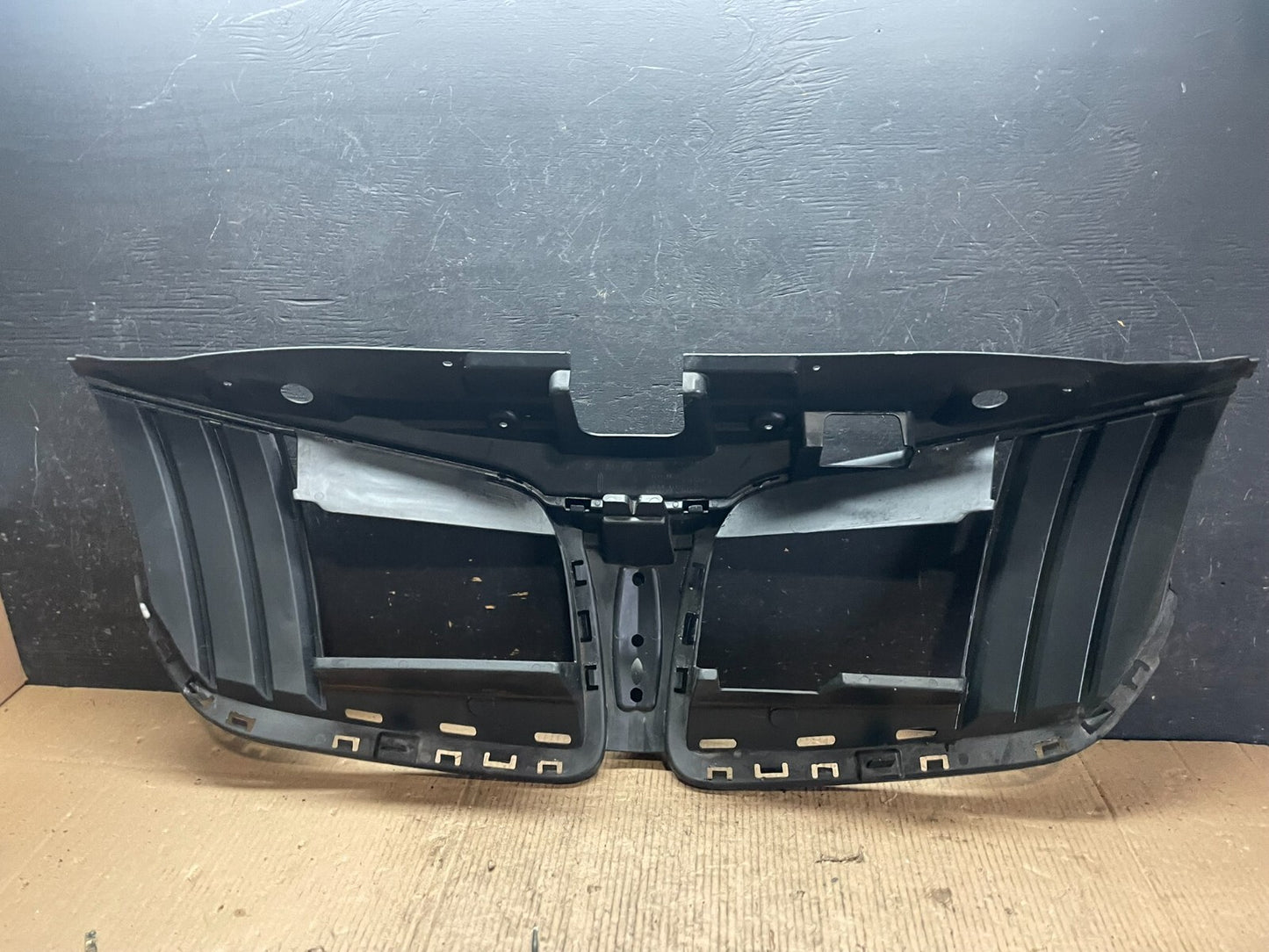 2010 to 2012 Lincoln MKT Grill Grille Support Panel N0806 PS3