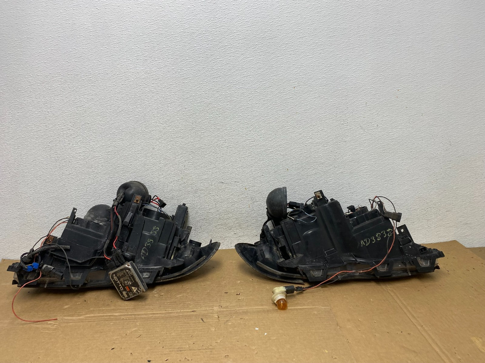 1999 - 2001 BMW E46 3-Series Left+Right Projector Headlight AD3888 DG12