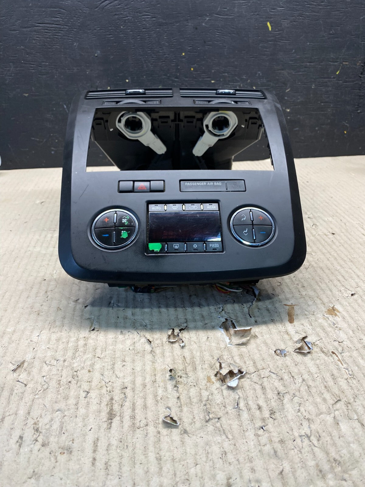 2007 to 2010 Saturn Outlook A/C HVAC Climate Control Radio Bezel Trim O3529 DG2