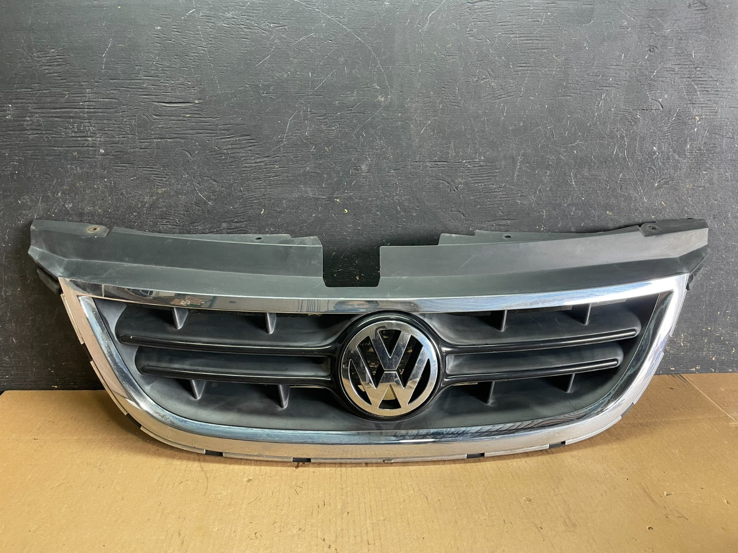 2009 to 2014 Volkswagen Routan Front Upper Grill Grille OEM z8242 DG0