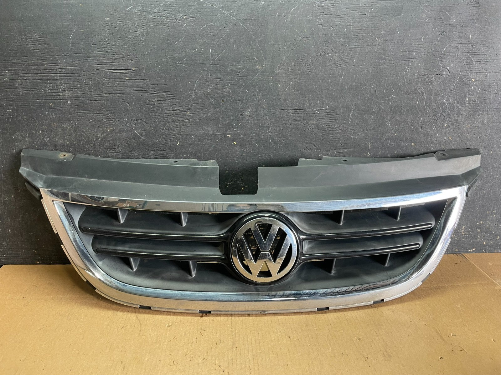 2009 to 2014 Volkswagen Routan Front Upper Grill Grille OEM z8242 DG0