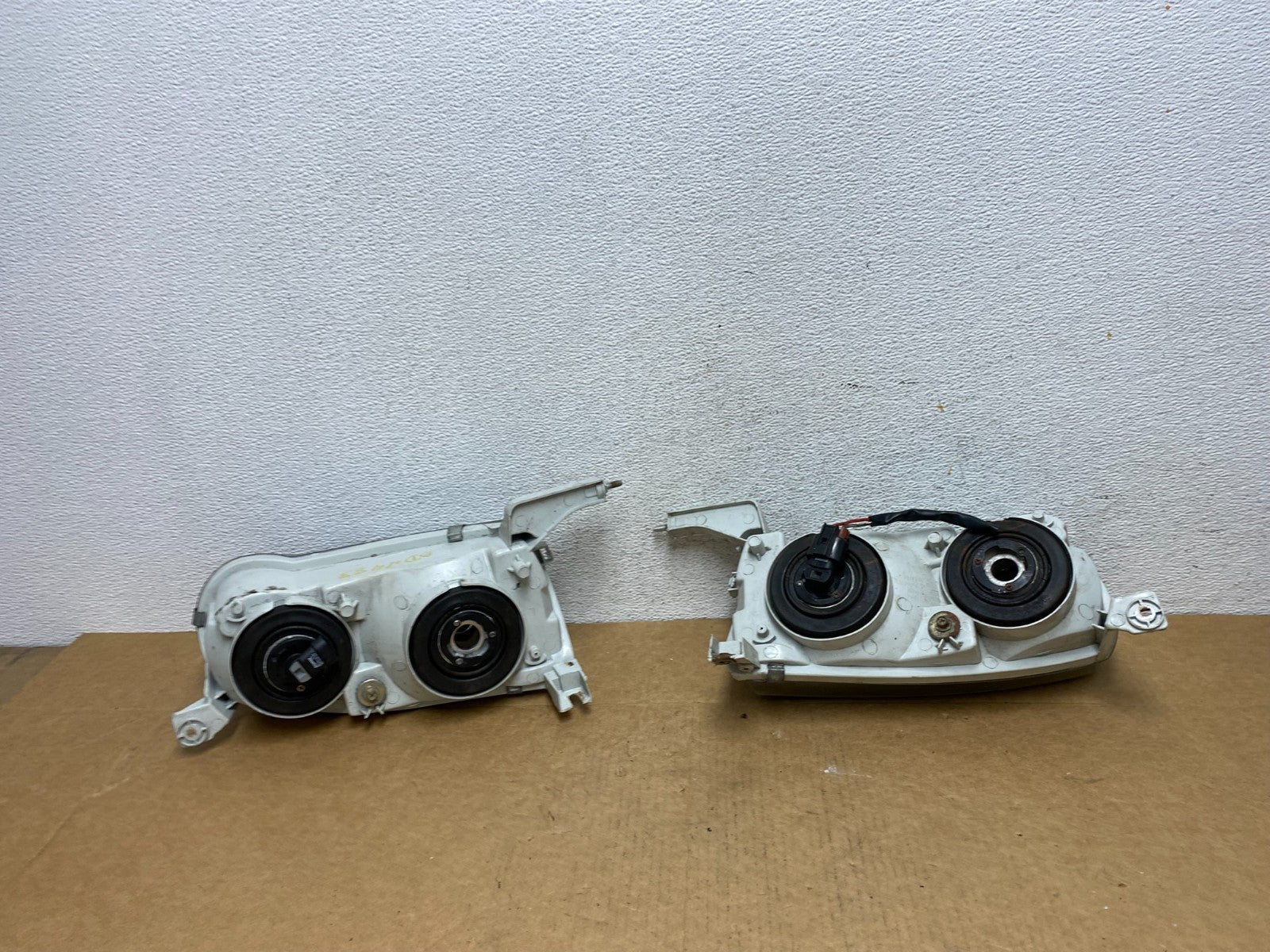 2001-2002 Toyota Corolla Left+Right Side Halogen Headlights AD4483 DW7