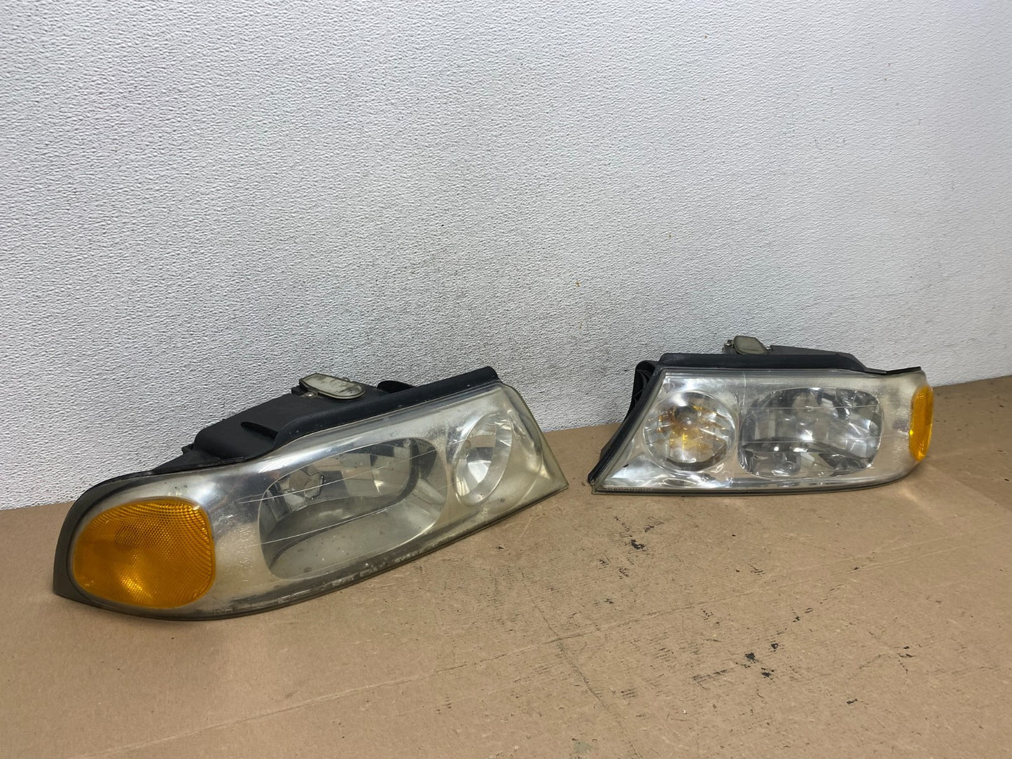1998 to 2002 Lincoln Navigator Left+Right Halogen Headlights AF4748 DW2