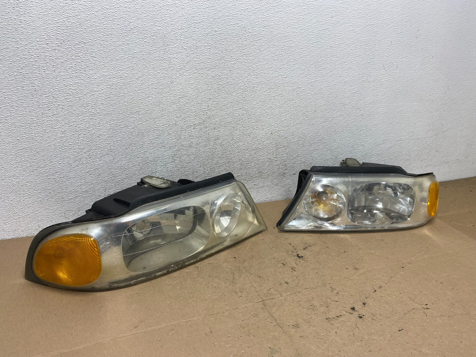 1998 to 2002 Lincoln Navigator Left+Right Halogen Headlights AF4748 DW2
