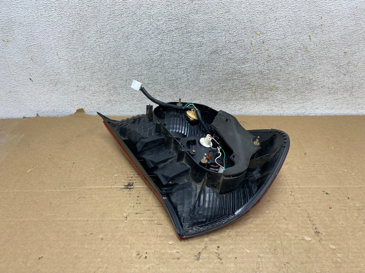 2002 2003 2004 Toyota Camry Tail Light Right Passenger Rh Side AH8177 DW5