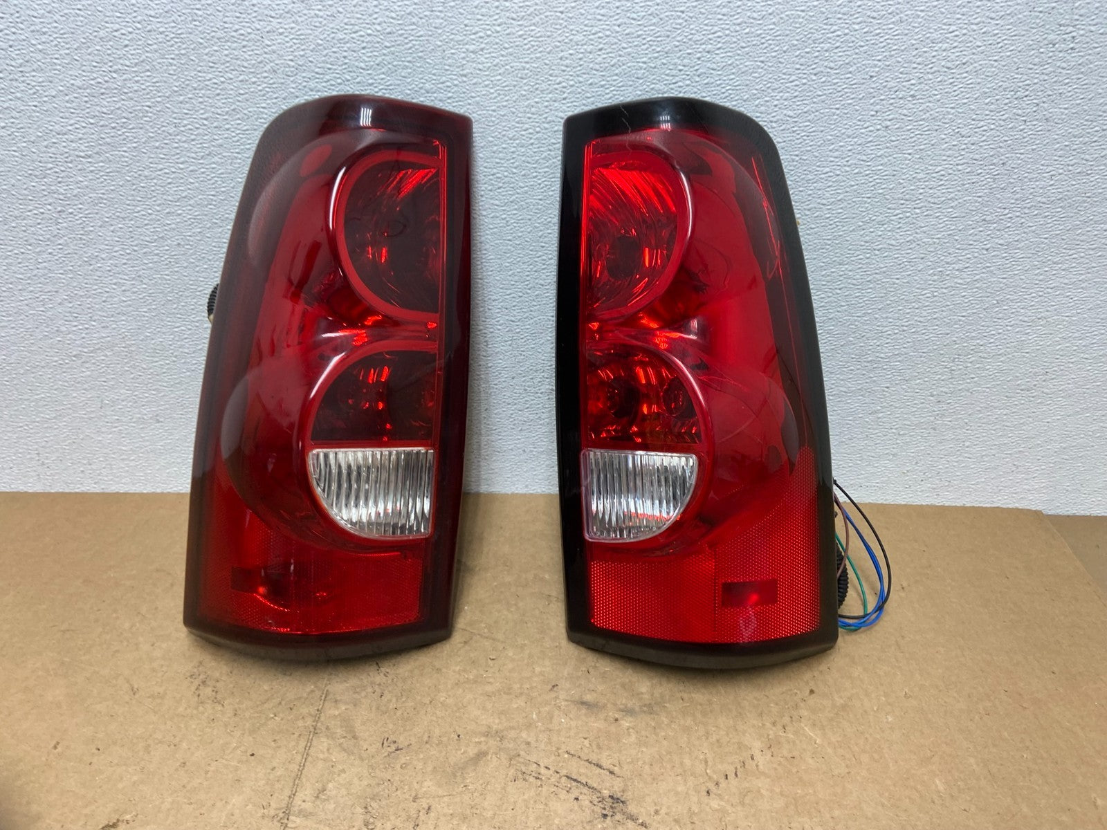 2003-2006 Chevrolet Silverado Left + Right Side Tail lights OEM AC3510 DW0