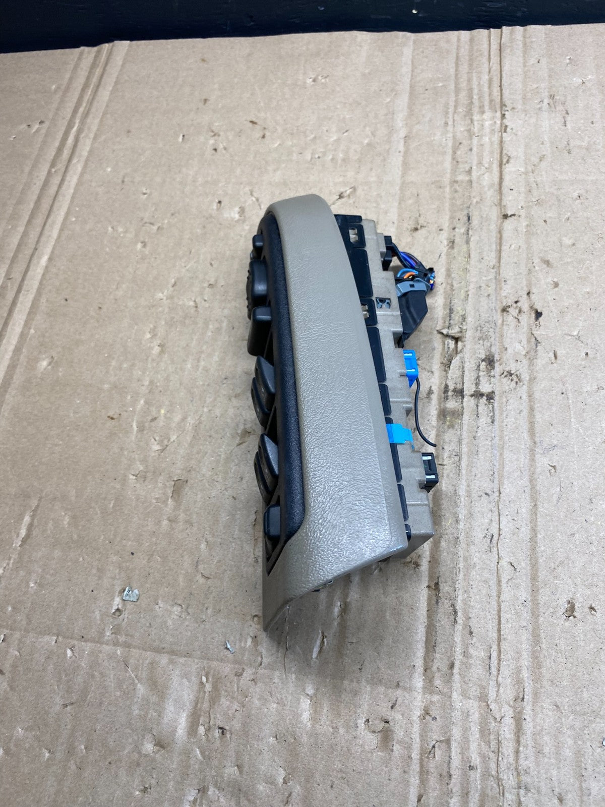 2003 to 2006 Suburban Tahoe Yukon Front Left Driver Window Switch Oem ab8952 DG1