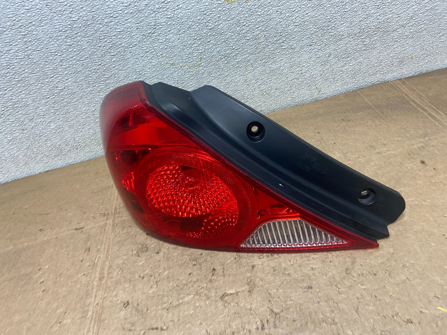 2002 to 2003 Kia Spectra Sedan Left Driver LH Side Tail Light Y6731 DW1