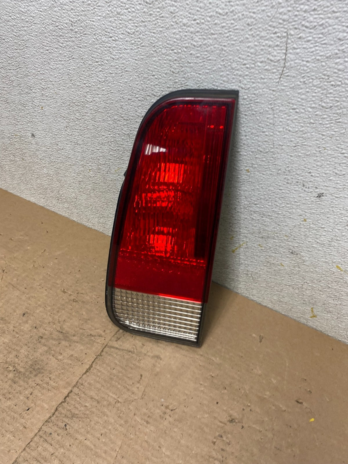 2003 to 2005 Lincoln Aviator Right Passenger Inner Tail Light Side OEM P4265 DW1
