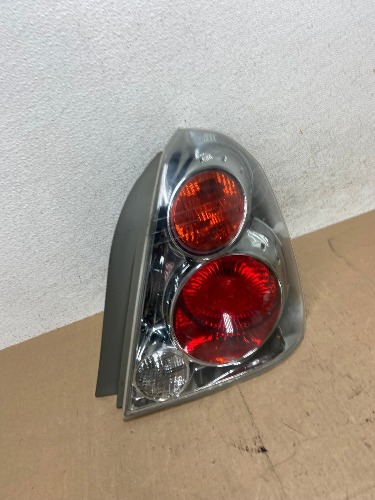 2005 to 2006 Nissan Altima Tail Light Right Passenger RH Side AE6811 LK2