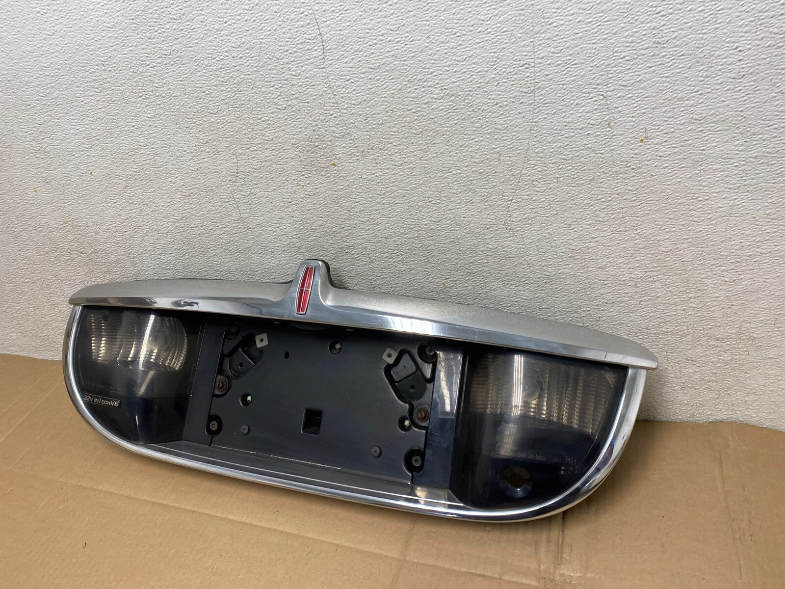 1999-2002 Lincoln Continental License Plate Panel Backup Lights Trim g68401