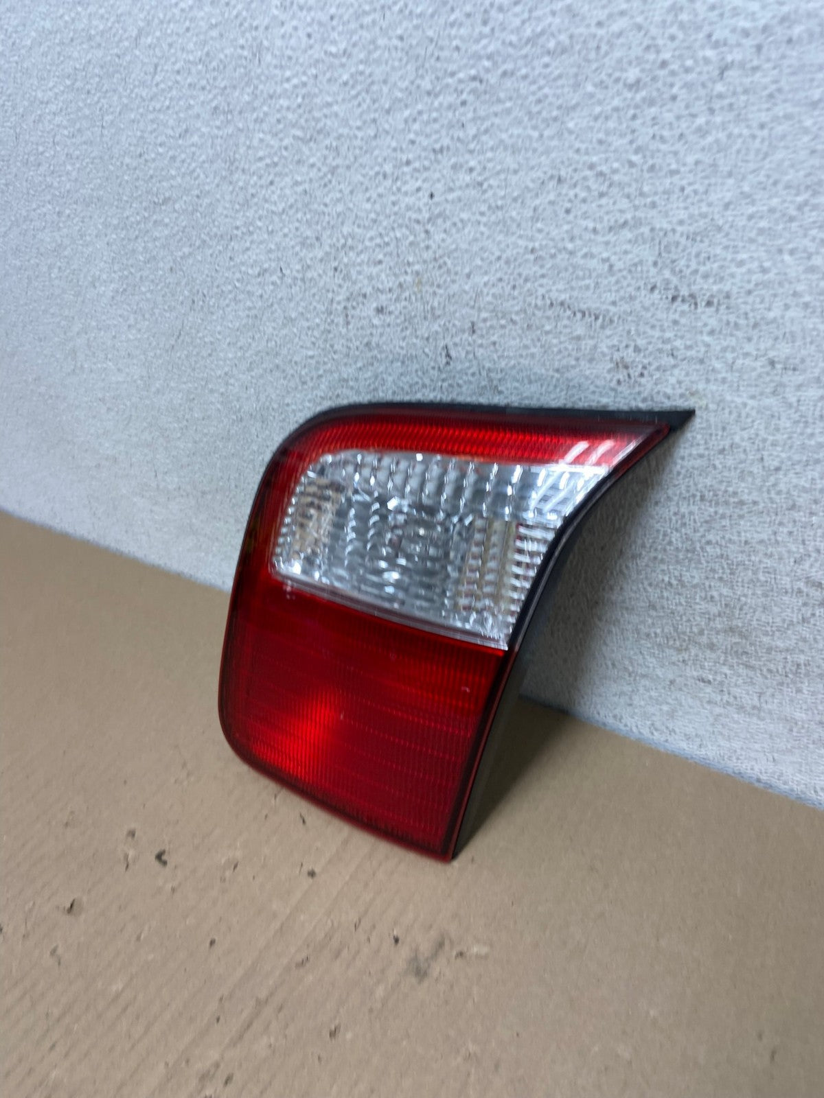 2001 2002 Subaru Forester Right Passenger RH Inner Lid Tail Light AE9520 LK1