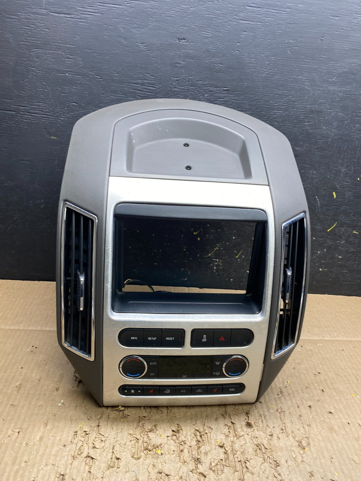 2007 - 2010 Ford Edge Heater Climate Control Radio Control Dash Bezel V7477 DG0