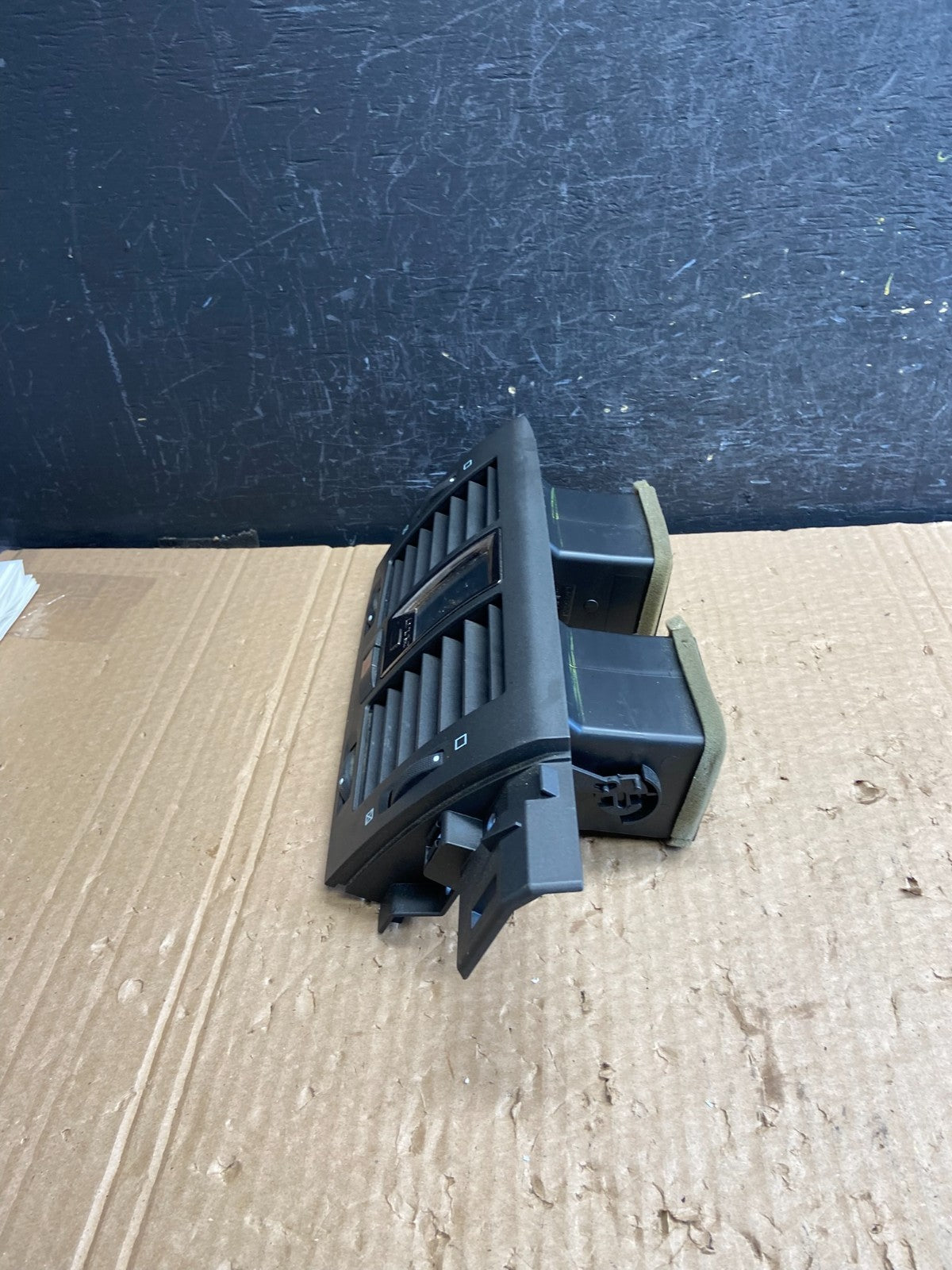 2006 to 2011 Cadillac DTS Dash Center Air Vent Heater Bezel AF6453 DW2