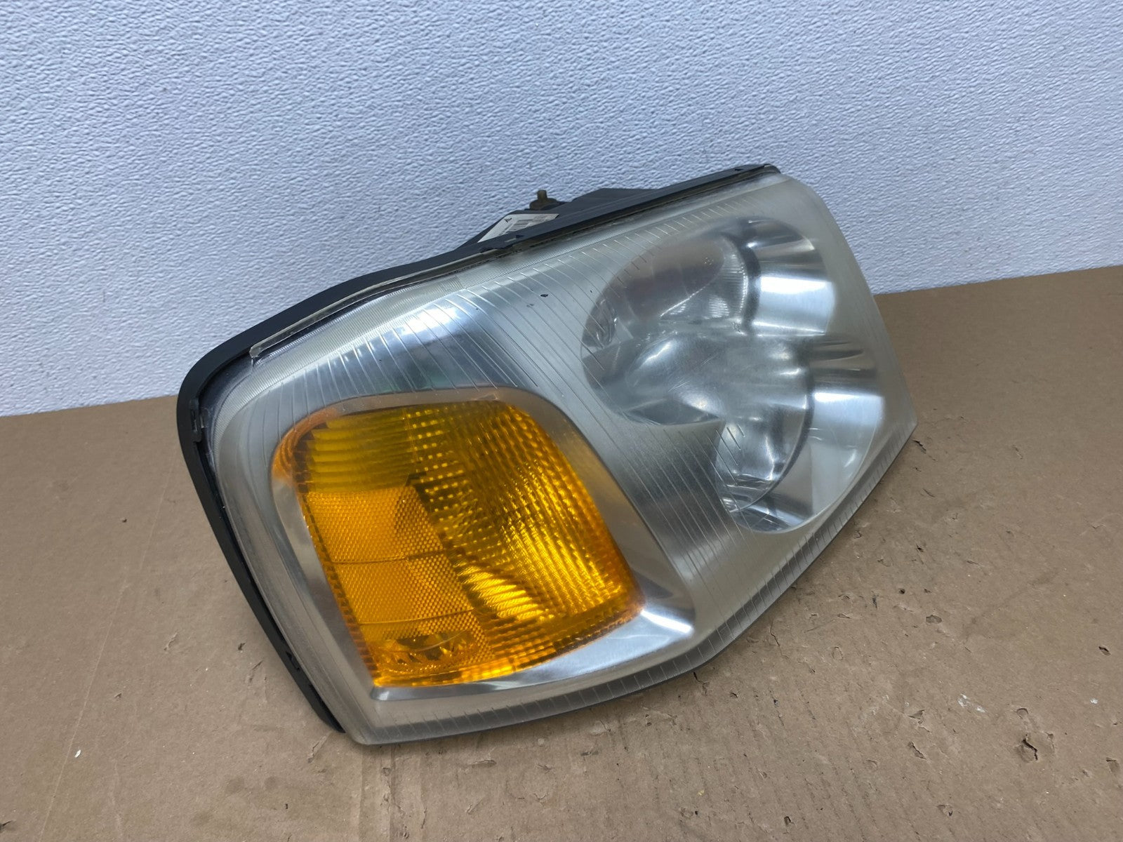 2002 to 2009 Gmc Envoy Right Passenger RH Side Headlight Halogen AB6917 DW2