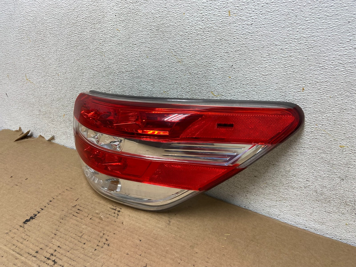 2014 to 2015 Nissan Pathfinder Hybrid Passenger Right Tail Light ah4083 DG2