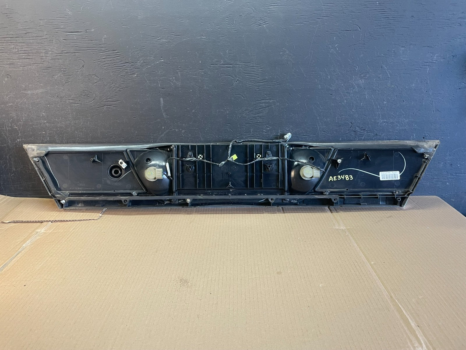 1998 - 2011 Ford Crown Victoria Trunk Rear Garnish License Plate Panel ae3483 DG3