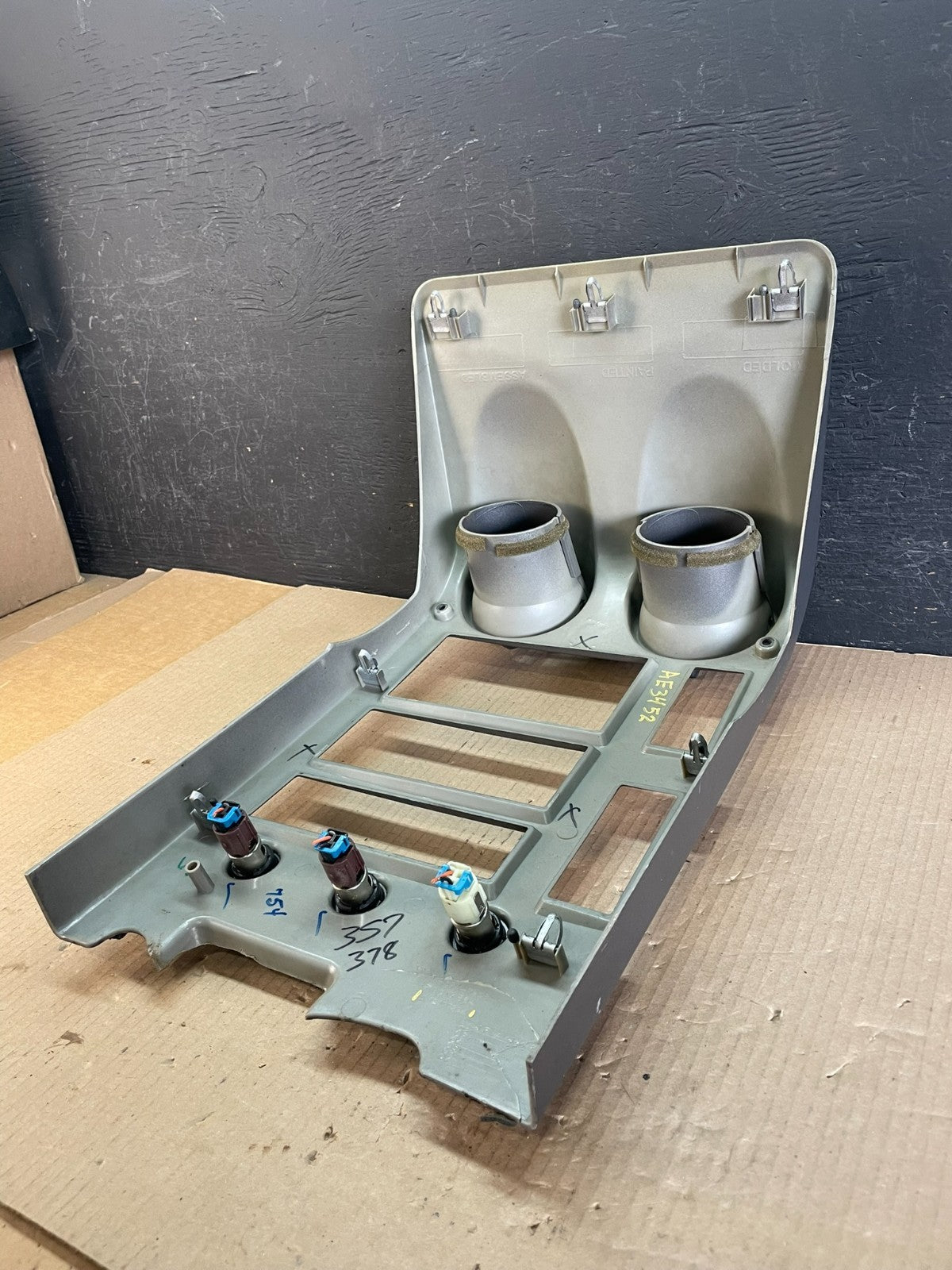 2003 to 2007 Hummer H2 Center Cosnole A/C Climate Control Radio Bezel ae3452 DG5