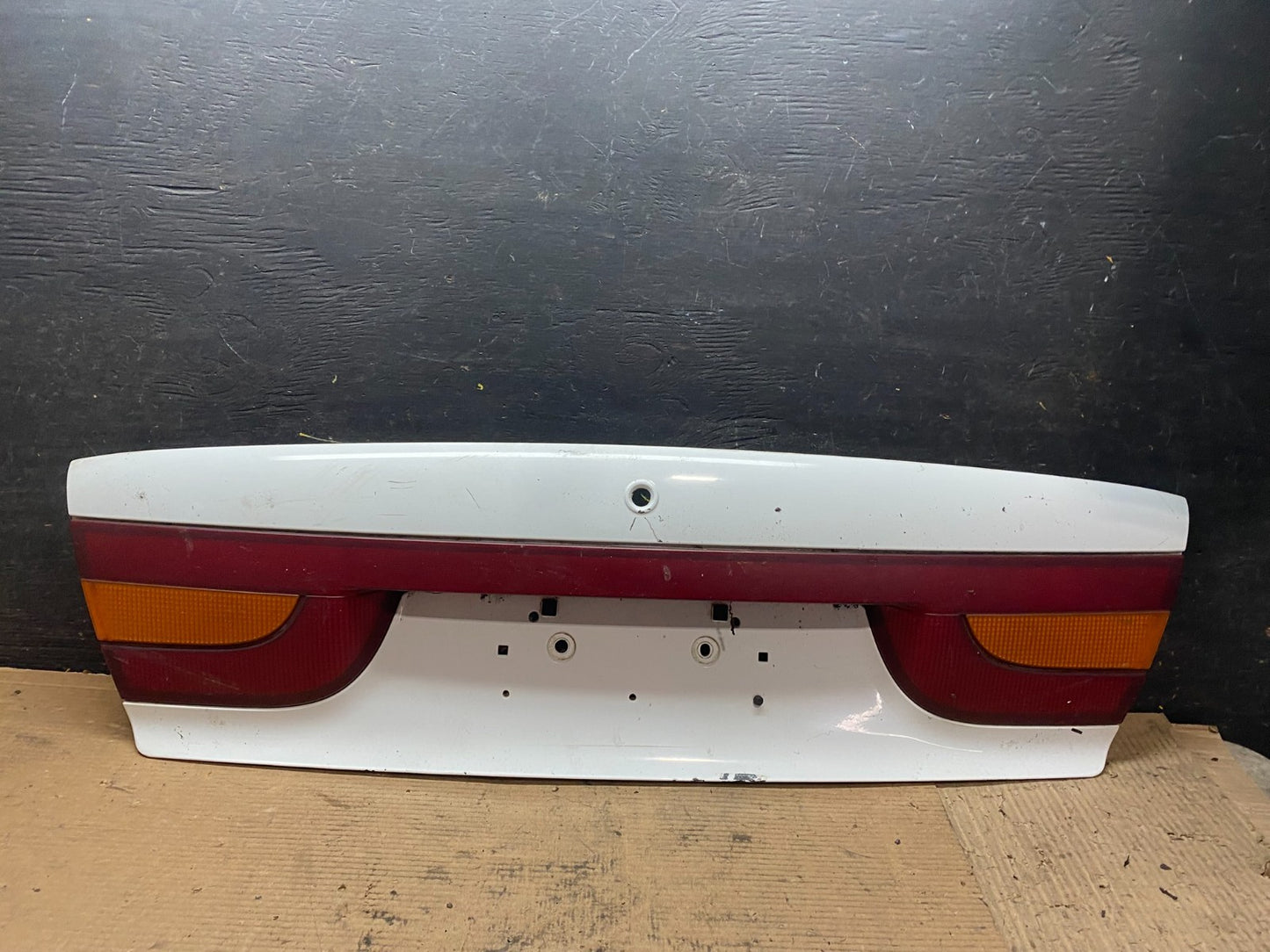2000-2002 Saturn SL2 Sedan Center Tail Light Lid Trunk Rear Panel  V9596 DG0
