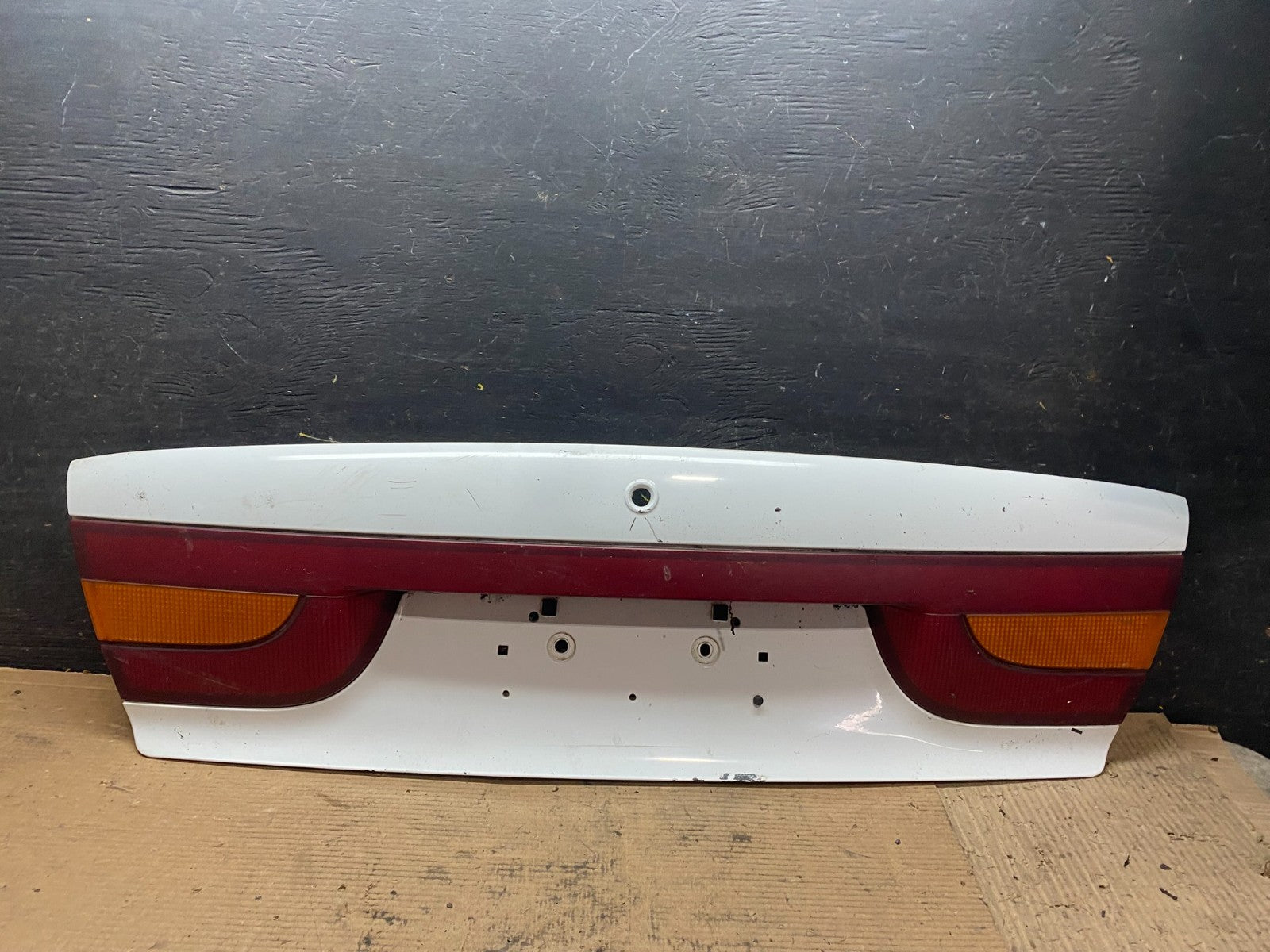 2000-2002 Saturn SL2 Sedan Center Tail Light Lid Trunk Rear Panel  V9596 DG0