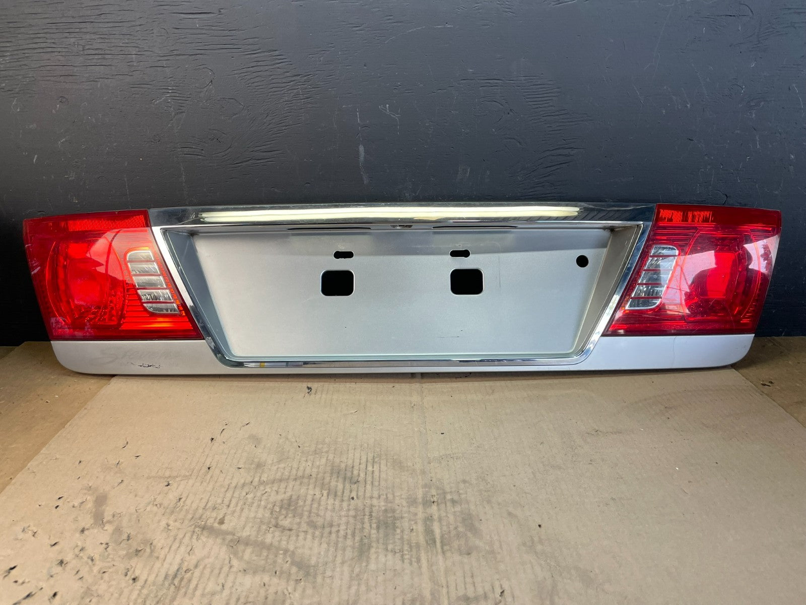 2003 to 2006 Kia Optima Rear License Plate Center Tail Light Panel Oem AB7964 DG0