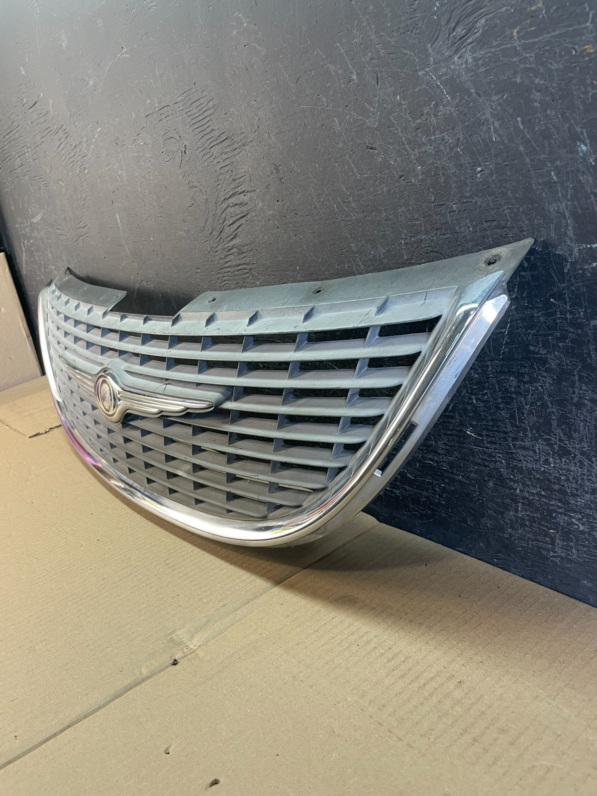 2001 to 2004 Chrysler Town & Country Front Upper Grill Grille AE3535 DG1