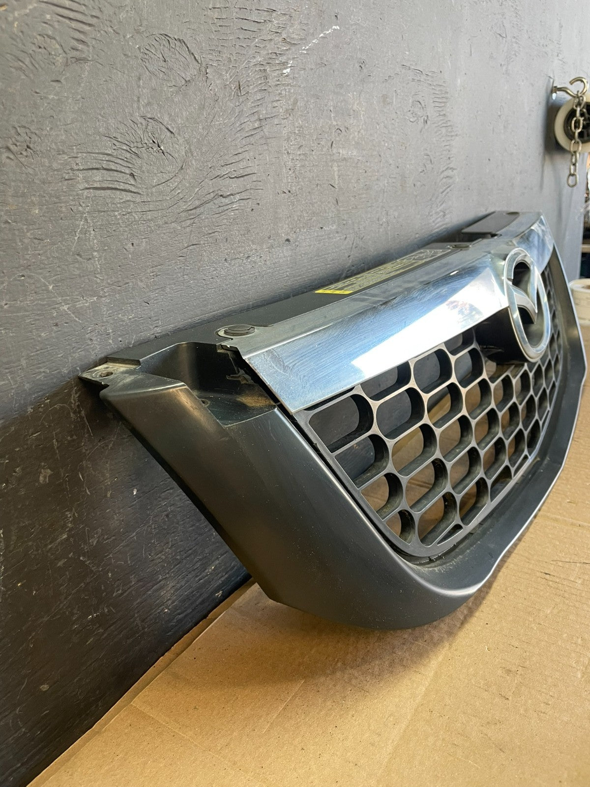 2008 - 2011 Mazda Tribute Front Upper Grille Grill Oem ac2339 DG2