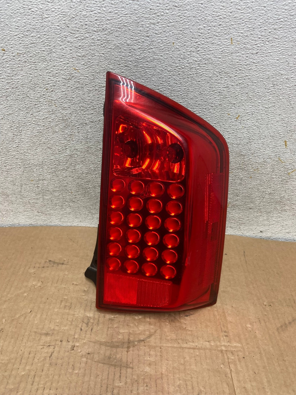 2004 to 2010 Infiniti Qx56 Right Passenger RH Side Tail Light AI7014 LK0