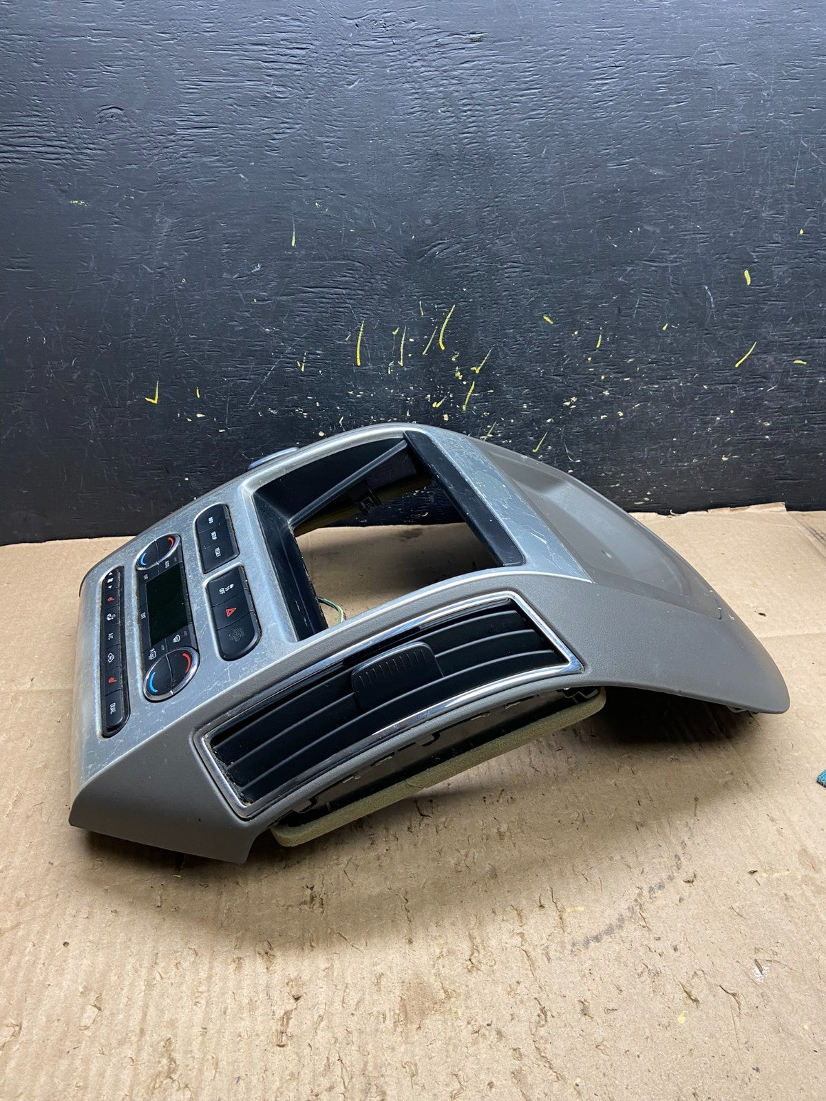 2007 - 2010 Ford Edge Heater Climate Control Radio Control Dash Bezel Y7810 DG2