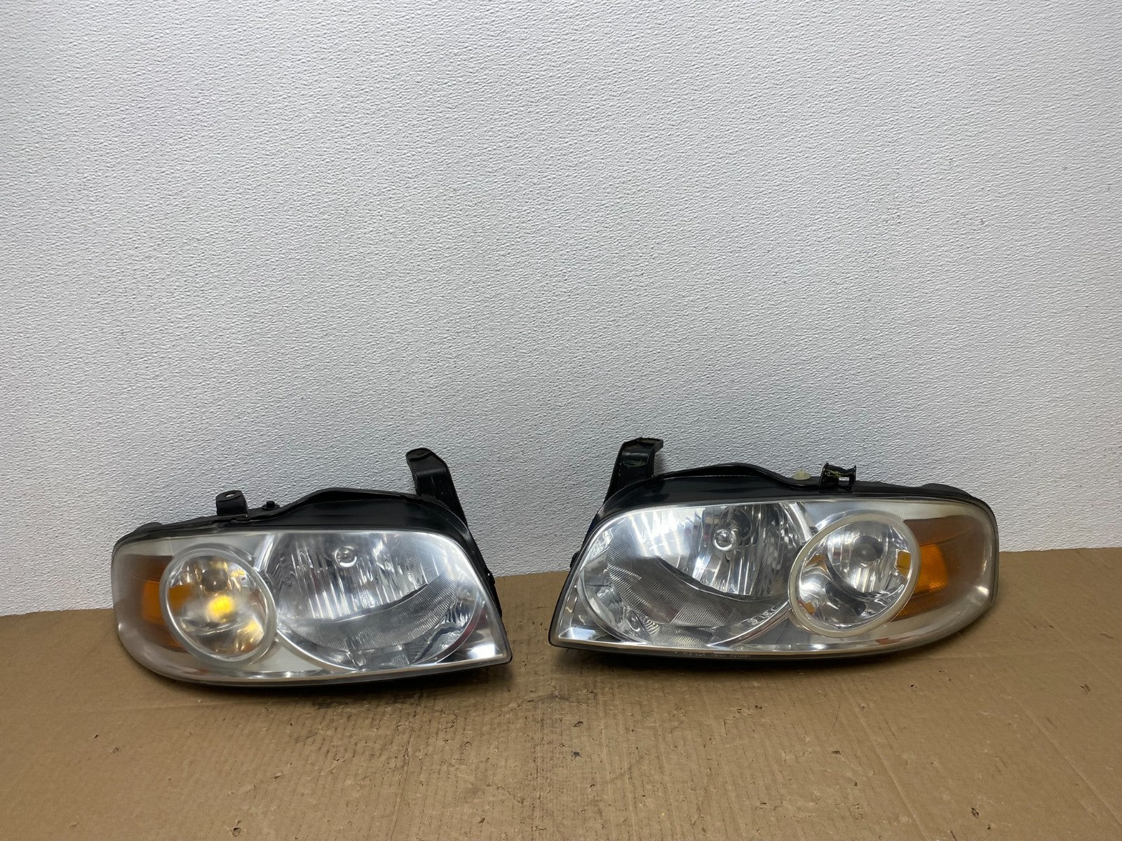 2004 - 2006 Nissan Sentra Halogen Left+Right Headlights AB8409 DW0
