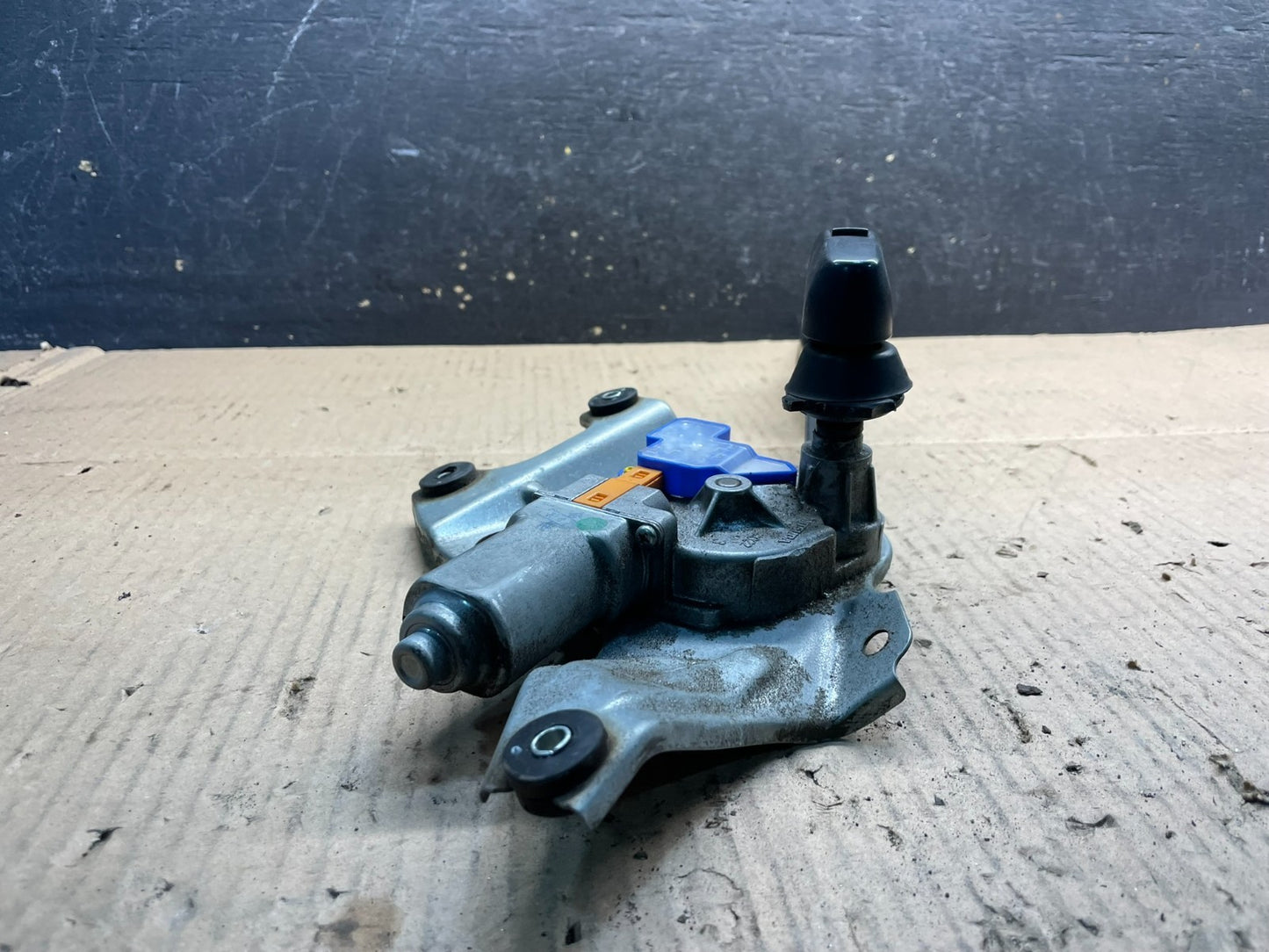 2010 to 2014 Subaru Legacy Outback Rear Windshield Wiper Motor V1883 DG4