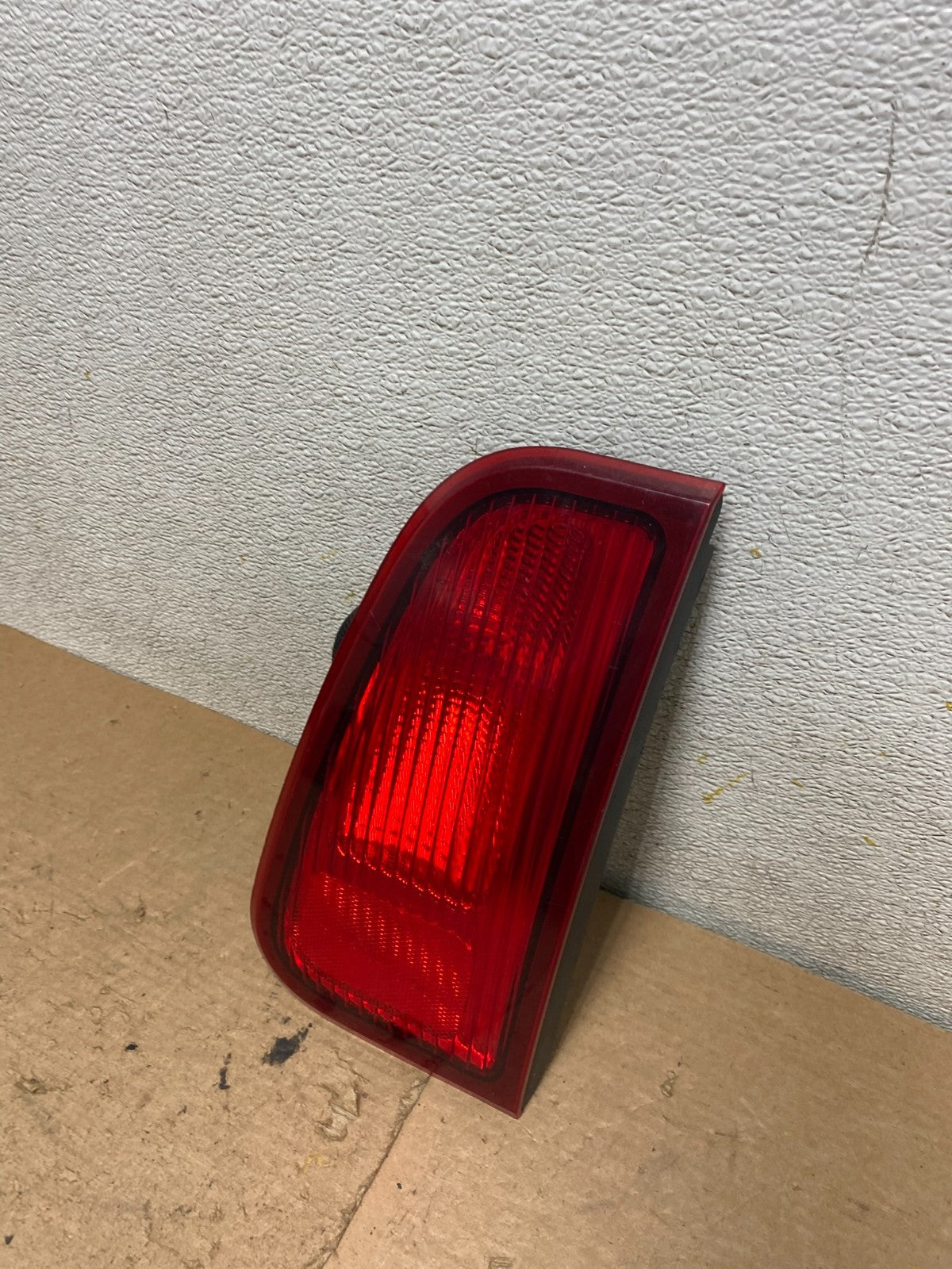 2003-2006 Lincoln Navigator Right Passenger RH Inner Tail Light OEM P6810 DW1
