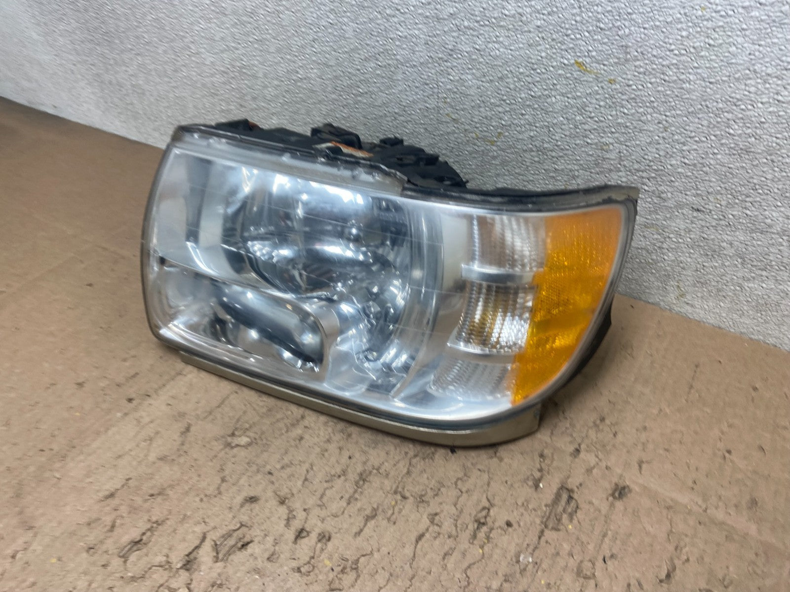 2001 to 2003 Infiniti QX4 Xenon HID Driver Left LH Side Headlight OEM Y4887 DW1