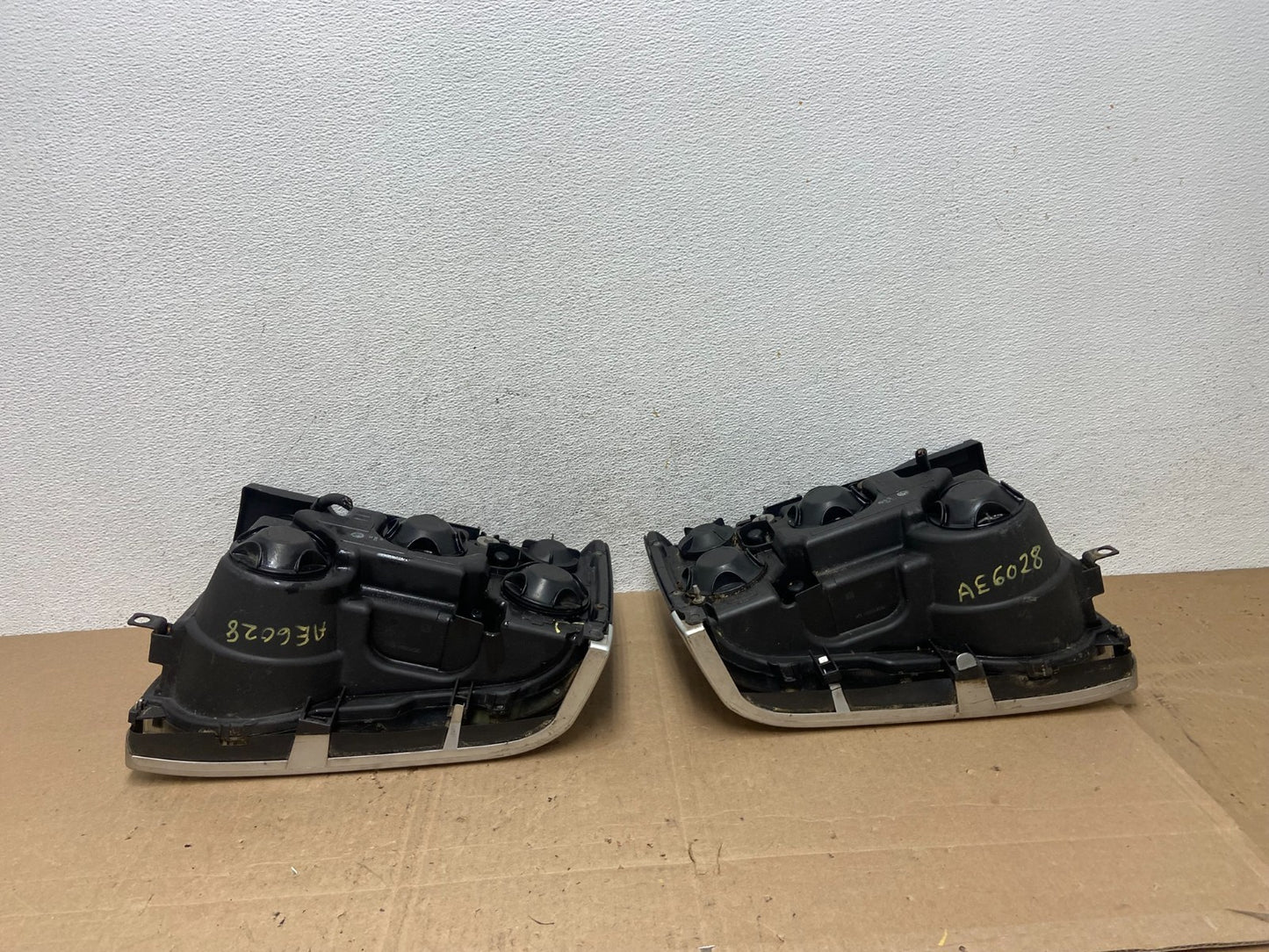 2003 - 2004 Land Rover Discovery Left+Right Set Halogen Headlights AE6028 DG11