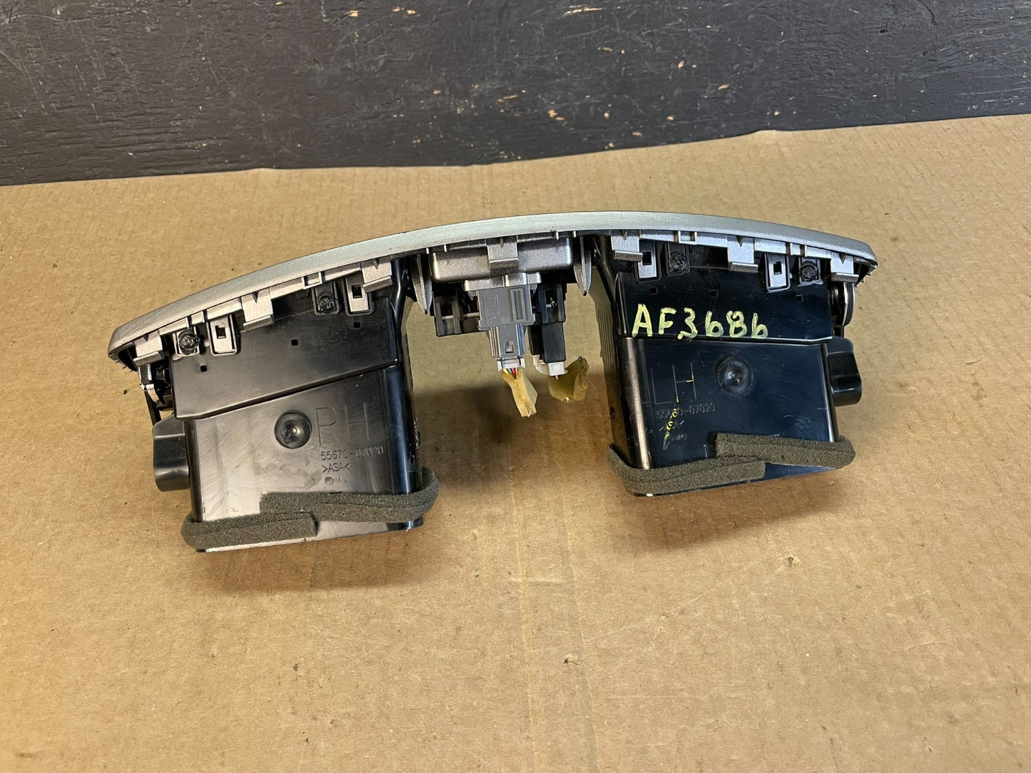 2011 to 2012 Toyota Avalon Center Console Dashboard Air Vent AF3686 DG3
