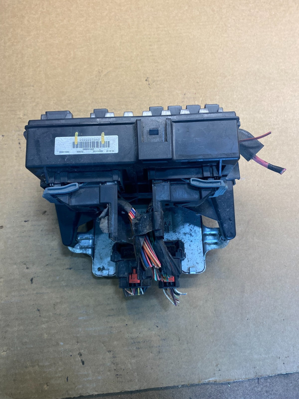 2004 2005 Dodge Durango  Fuse Box Relay Unit Module Body Control AA0922 DG0