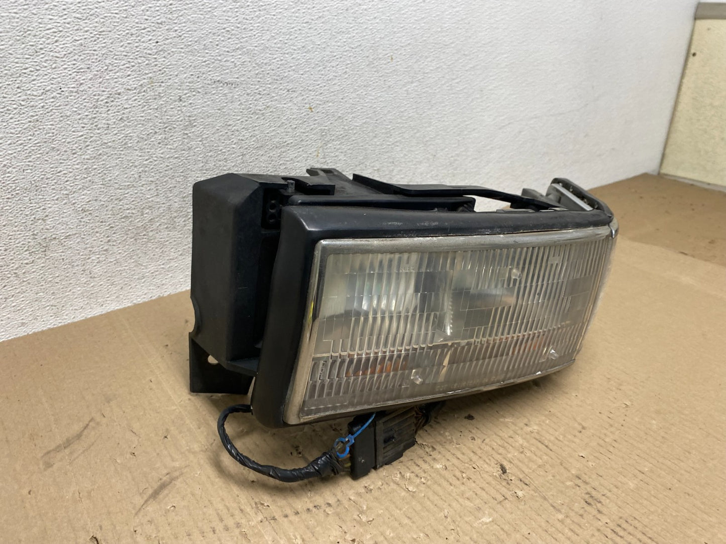 1994 1995 1996 Cadillac Deville Left Driver LH Headlight + Turn Signal AE7030 DW2