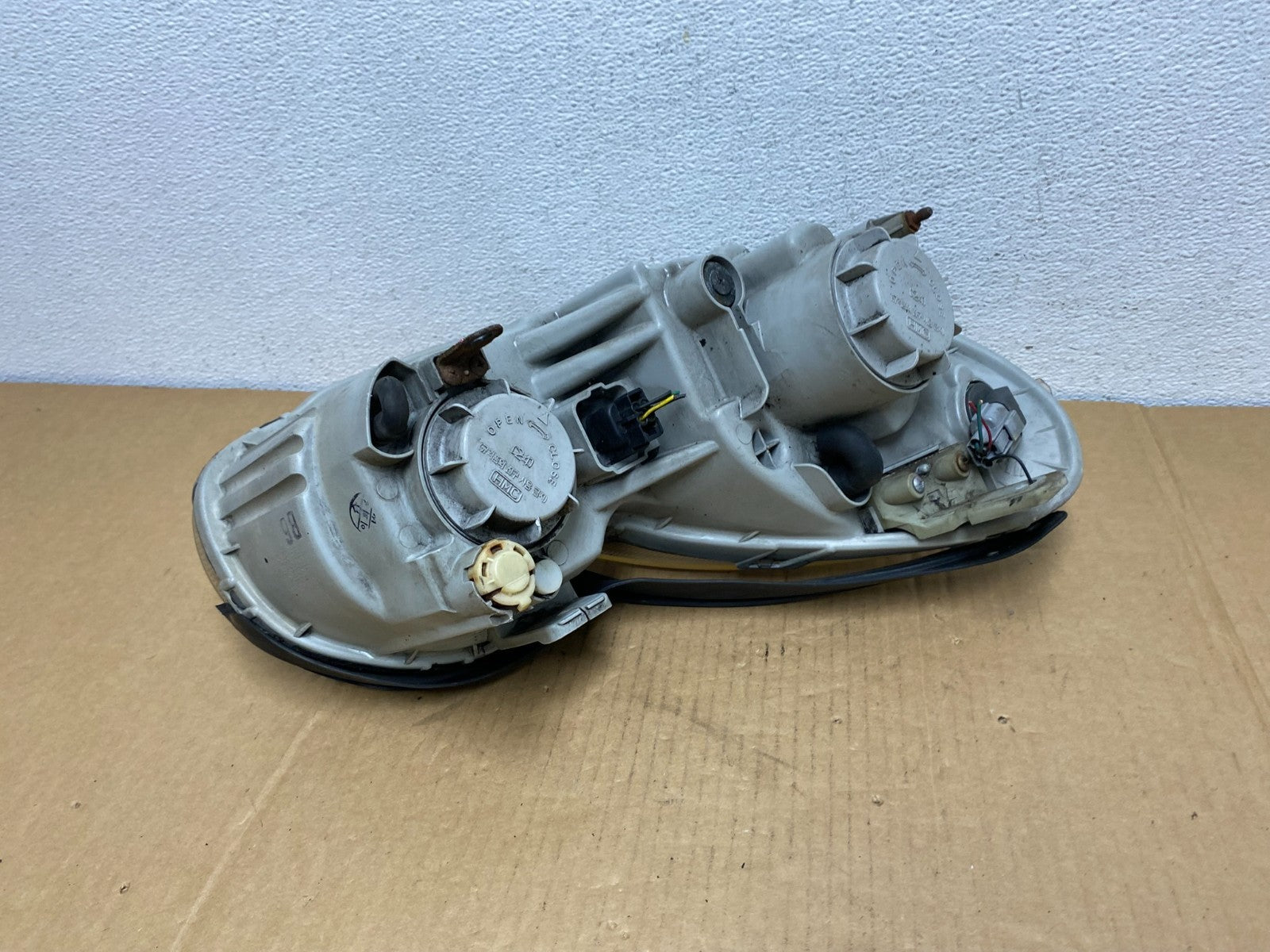 2002 to 2005 Hyundai Sonata Left Driver LH Side Headlight Halogen AC7506 DW5